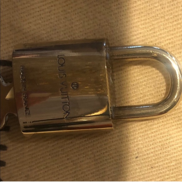 LOUIS VUITTON AMERICAS CUP 1995 WHALE LOCK KEYS - Picture 5 of 8